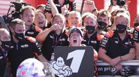 Pembalap Aprilia Racing, Aleix Espargaro, berhasil meraih podium juara MotoGP Argentina di Sirkuit Termas de Rio Hondo, Senin (4/4/2022) dini hari WIB. (AP Photo/Nicolas Aguilera)