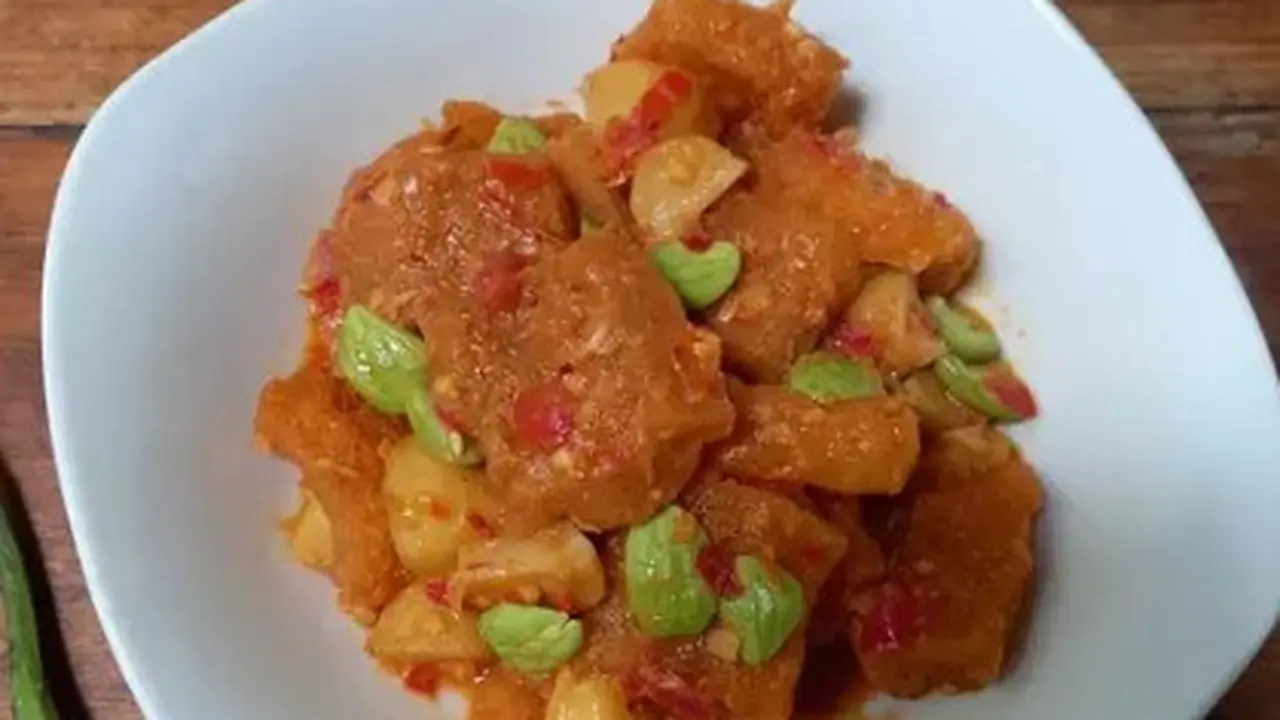 Sambal Goreng Krecek Kulit Sapi, Kentang, dan Petai