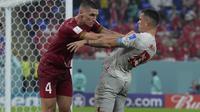 Kapten Timnas Swiss, Granit Xhaka ketika melawan Timnas Serbia di Piala Dunia 2022. (AP/Ricardo Mazalan).