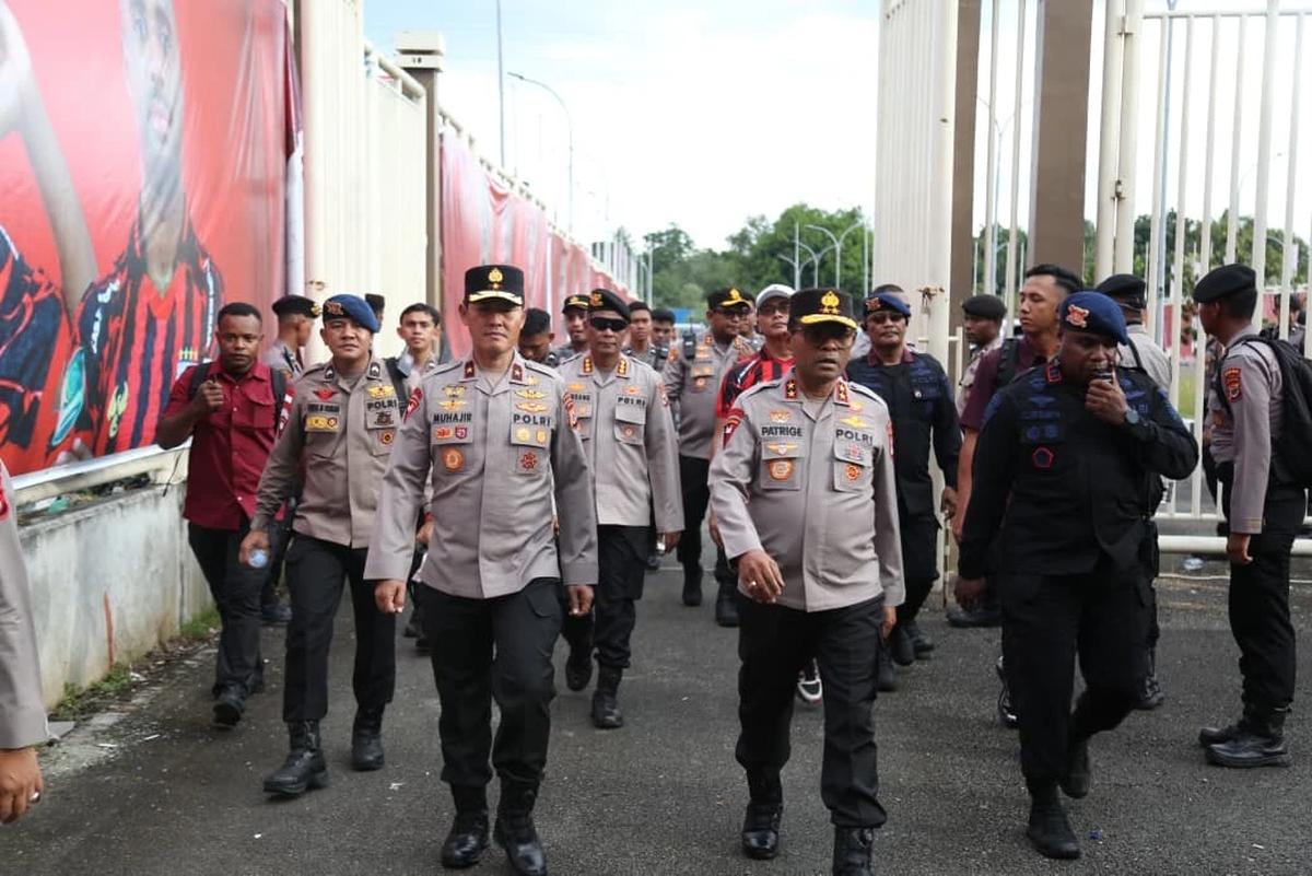 Kapolda Papua Irjen Patrige R. Renwarin, didampingi Wakapolda Papua Brigjen Pol Muhajir usai Kericuhan di Stadion Lukas Enembe Dibakar usai Persipura kalah