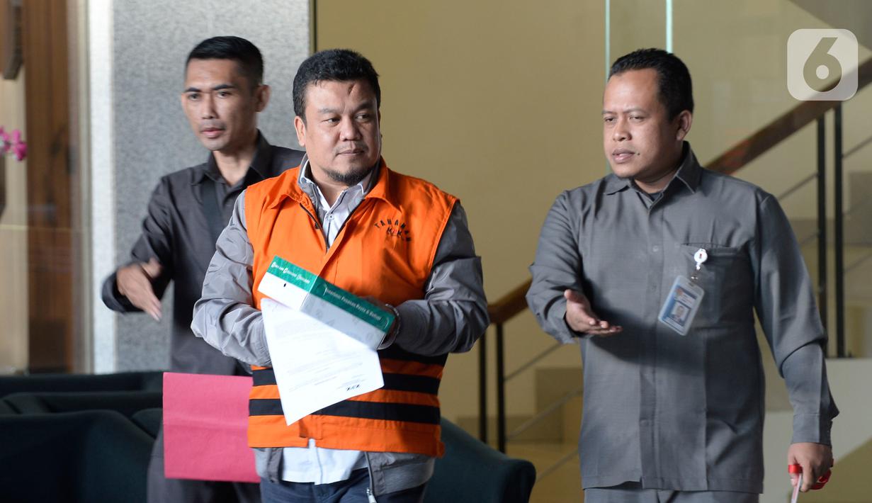 Mantan anggota DPRD Bandung periode 2009-2014 Tomtom Dabbul Qomar usai menjalani pemeriksaan di Gedung KPK, Jakarta, Senin (27/1/2020). KPK resmi menahan Tomtom untuk mempermudah pemeriksaan dugaan korupsi pengadaan tanah RTH di lingkungan Pemkot Bandung Tahun 2012-2013. (merdeka.com/Dwi Narwoko)