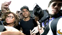 Gelandang Bayern Munchen, Douglas Costa, dikerubuti wartawan saat akan menjalani tes medis bersama Juventus di Juventus Medical Center, Turin, Rabu (12/7/2017). (AFP/Massimo Pinca)