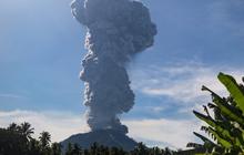 Gunung Ibu Muntahkan Abu Vulkanik, Warga Diimbau Jauhi Radius Empat Kilometer dan Pakai Masker Keluar Rumah