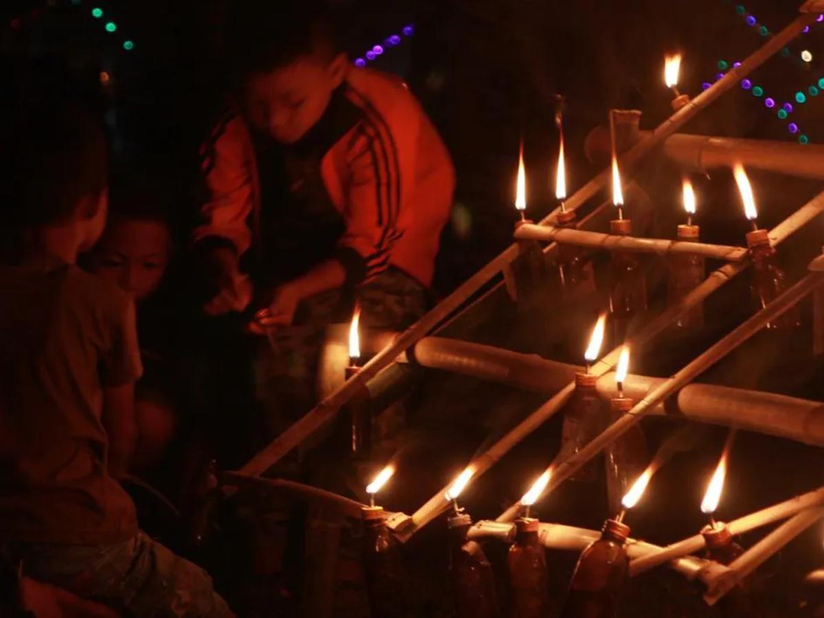 Tradisi ini biasa disebut dengan malam pasang lampu. Masyarakat Gorontalo sudah melakukannya secara turun temurun sejak abad ke-15 Masehi.