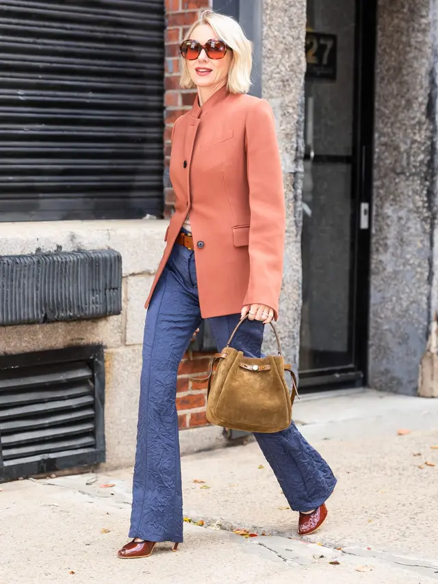 Potret Naomi Watts Tertangkap Kamera  Bergaya Chic di New York dengan Tas Tory Burch yang Belum Dirilis