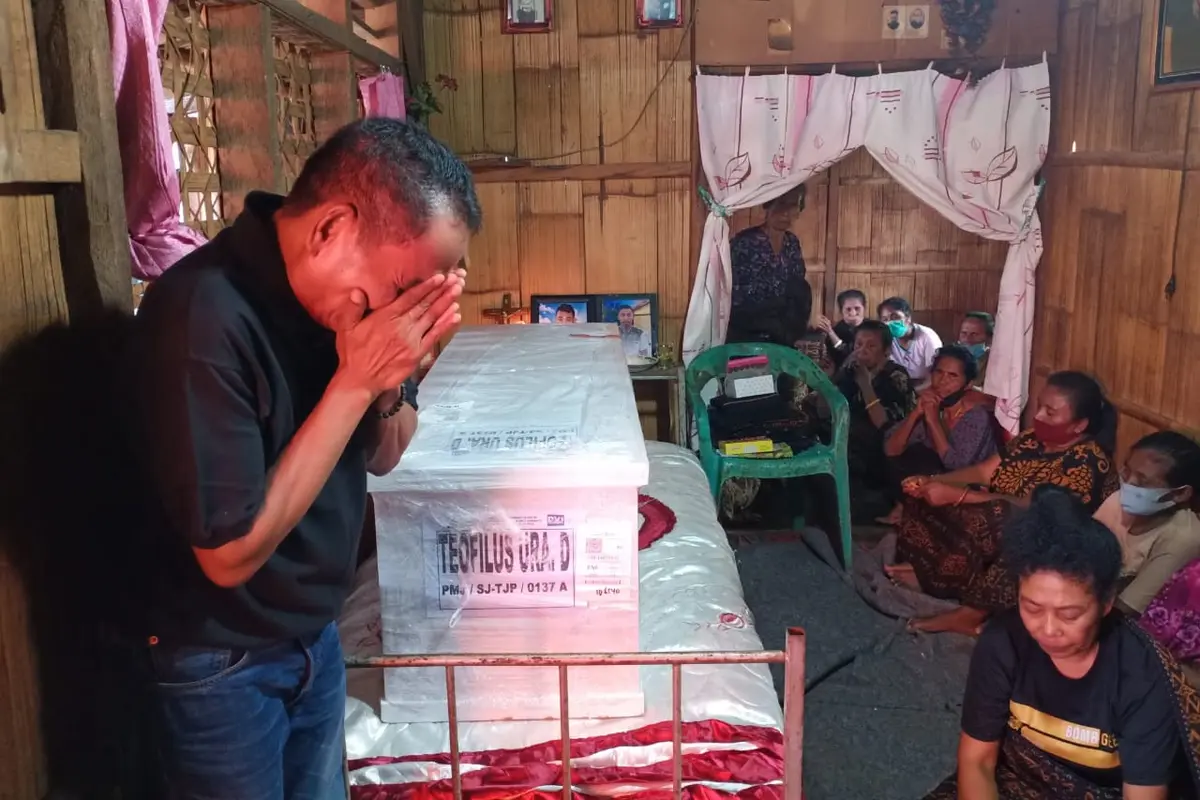 IsakTangisan Keluarga di Rumah Duka Keluarga Jenazah Korban Sriwijaya Air SJ 182 Asal Ende,di Desa Pora, Kecamatan Wolojita, Kabupaten Ende pada Jumat (22/1/2021). (Liputan6.com/Dionisius Wilibardus)