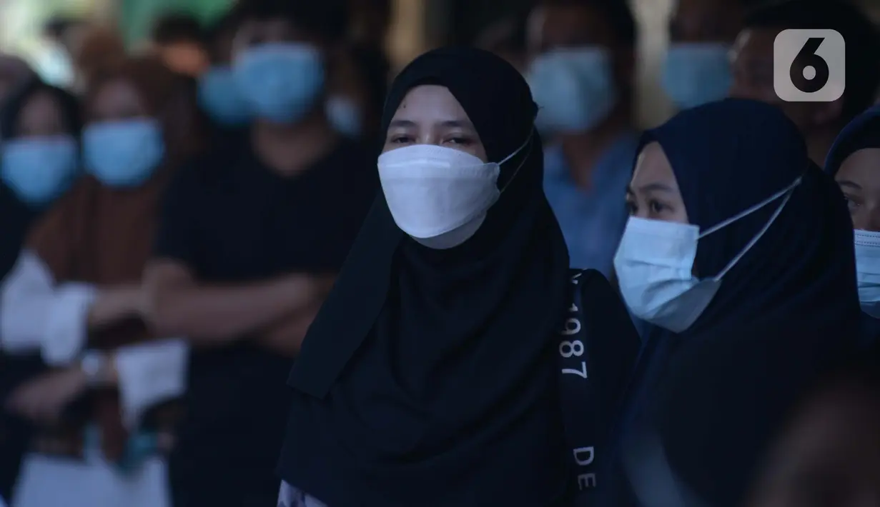Ekspresi para pedagang pasar inpres Pasar Minggu pasca kebakaran blok C di Jakarta, Selasa (13/4/2021). Pihak management pasar saat ini masih berkoordinasi untuk melakukan relokasi pedagang pasar yang terdampak musibah tersebut. (merdeka.com/Imam Buhori)