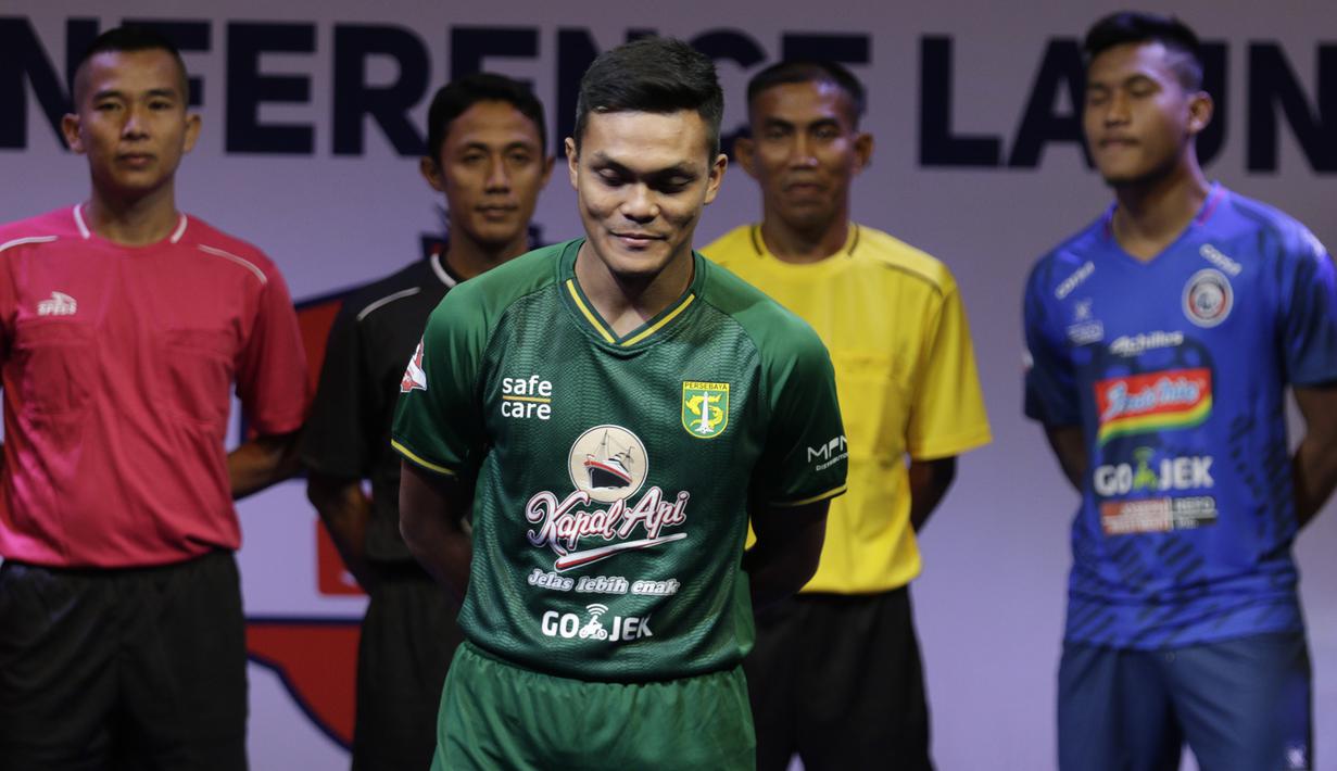 Pemain Persebaya Surabaya, Rachmat Irianto berpose saat Peluncuran Shopee Liga 1 di SCTV Tower, Jakarta, Senin (13/5). Sebanyak 18 klub akan bertanding pada Liga 1 mulai tanggal 15 Mei. (Bola.com/Vitalis Yogi Trisna)