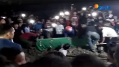 Setelah disemayamkan di rumah duka, jenazah kiper Persela Choirul Huda langsung disalatkan di Masjid Agung Lamongan, Jawa Timu