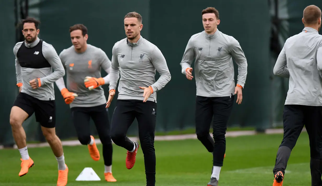 Para pemain Liverpool melakukan pemanasan saat menghadiri sesi pelatihan di kompleks pelatihan Melwood tim di Liverpool, Inggris barat laut, (23/4). Liverpool akan bertanding melawan wakil Italia, AS Roma di stadion Anfield. (AFP Photo/Paul Ellis)