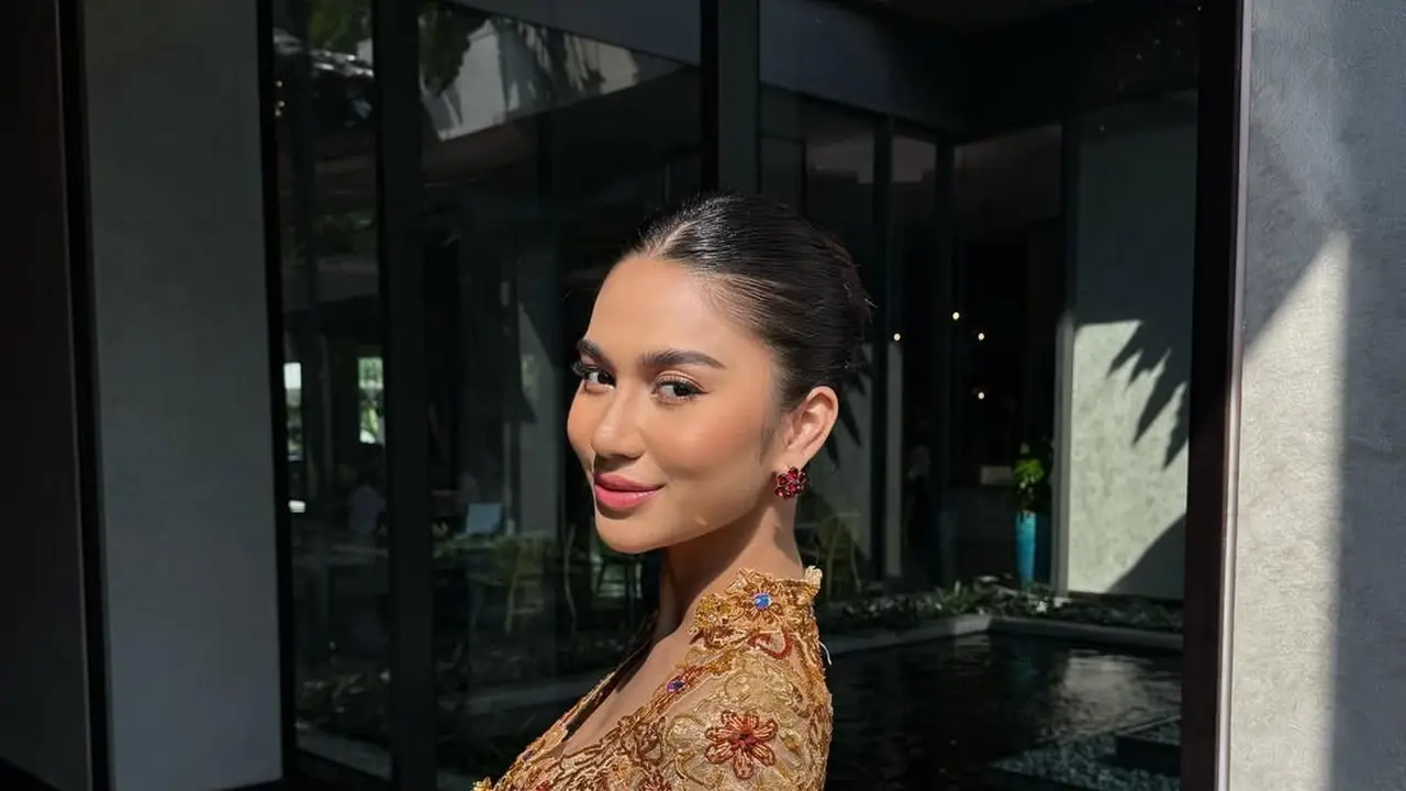 6 Momen Kebaya Azizah Salsha yang Memikat, Elegan dalam Balutan Kain Tradisi