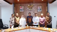 Bamsoet saat menerima Majelis Adat Kerajaan Nusantara (MAKN) di Ruang Rapat Pimpinan MPR RI, Jakarta, Selasa (5/11).