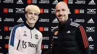 Pemain muda Manchester United, Alejandro Garnacho, berjabat tangan dengan manajer tim, Erik ten Hag, setelah menyepakati kontrak baru yang mengikat sang pemain di Old Trafford hingga 2028. (Dok. Twitter ManUtd)
