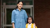11 Inspirasi Baju Ibu Antar Anak Sekolah yang Modis tapi Tetap Sopan, Nyaman dan Stylish