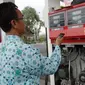 Petugas balai metrologi provinsi Jawa Tengah melakukan pemrograman terhadap mesin pompa bensin saat dilakukan tera ulang alat ukur di SPBU Badran, Kranggan, Temanggung, Jateng. (Antara)