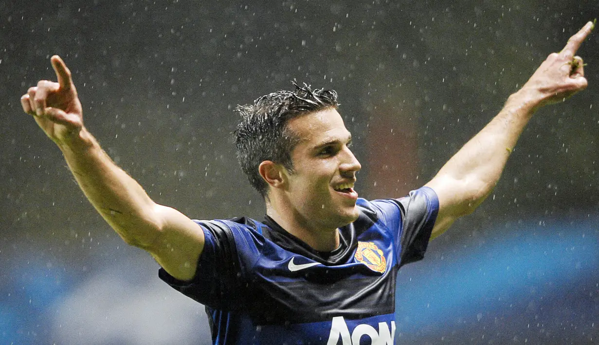 Robin van Persie - Bomber asal Belanda ini sukses memborong tiga gol ke gawang Olympiakos pada laga 16 besar Liga Champions 2013/2014. Berkat gol-gol tersebut MU pun memastikan satu tempat di perempat final. (Foto: AFP/Miguel Riopa)