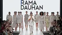 Koleksi Rama Dauhan di Plaza Indonesia Fashion Week 2019. (dok. Plaza Indonesia)