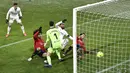 Bek Real Madrid, Sergio Ramos, berusaha mencetak gol saat melawan Osasuna pada laga Liga Spanyol di Stadion El Sadar, Sabtu (9/1/2021). Kedua tim bermain imbang 0-0. (AP/Alvaro Barrientos)