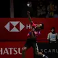 Pebulu tangkis tunggal putra Indonesia Chico Aura Dwi Wardoyo mengembalikan kok ke arah rekan senegaranya Chico Jonatan Christie dalam final Indonesia Masters 2023 di Istora Senayan, Jakarta, Minggu (29/1/2023). Jonatan Christie untuk pertama kalinya menjuarai turnamen bulu tangkis berlevel BWF Super 500 menyusul kemenangan pada ajang Indonesia Masters 2023. (Liputan6.com/Herman Zakharia)