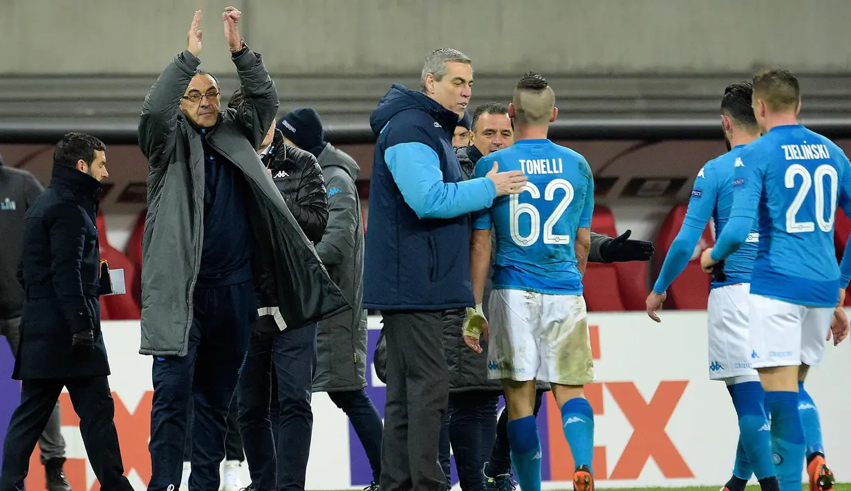 Pelatih Napoli, Maurizio Sarri bertepuk tangan usai pertandingan melawan RB Leipzig pada laga leg kedua 32 besar Liga Europa di Red Bull Arena, (22/2). Napoli menang 2-0 atas Leipzig. (AP Photo / Jens Meyer)