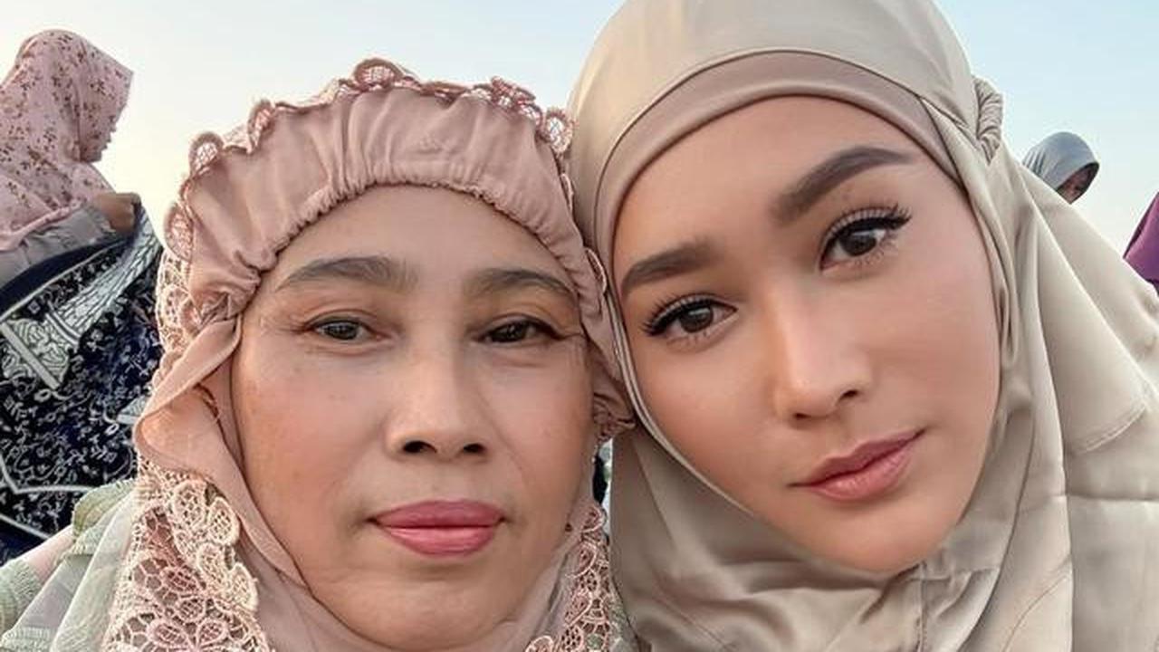 Potret Ibunda Inul Daratista yang Awet Muda, Seperti Kakak Adik saat Pose Bareng