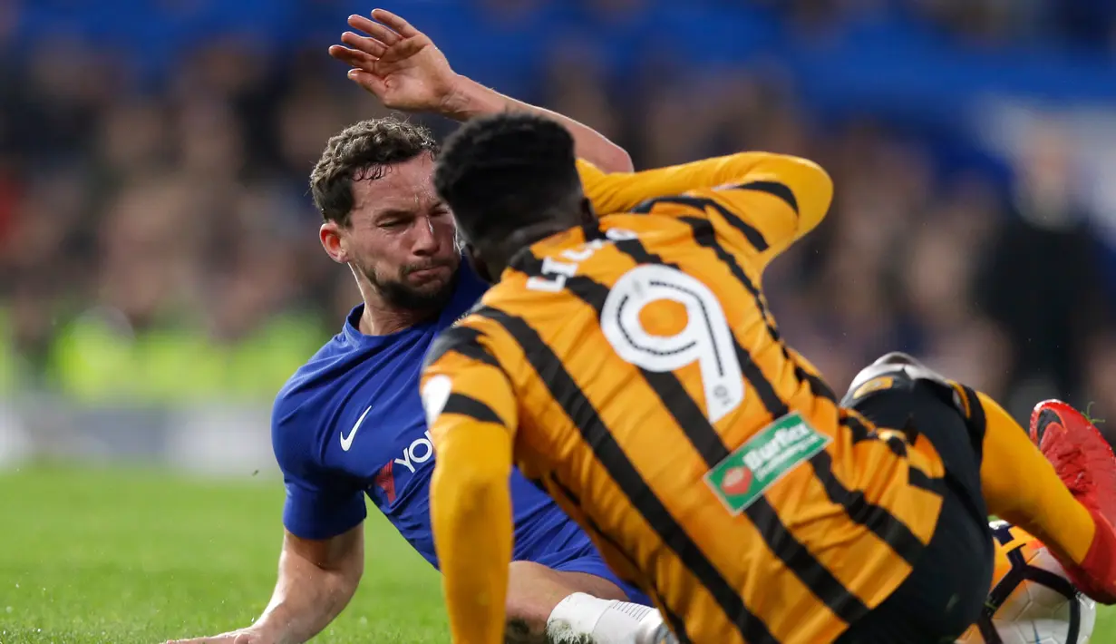 Pemain Chelsea Cesc Fabregas berebut bola dengan pemain Hull City Nouz Dicko saat pertandingan Piala FA Inggris di stadion Stamford Bridge di London (16/2). Chelsea unggul empat gol sekaligus di babak pertama. (AP Photo / Alastair Grant)