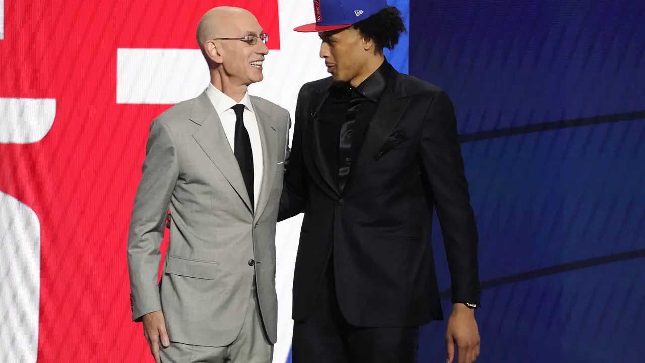 Detroit Pistons memilih Cade Cunningham (kanan) sebagai pilihan pertama NBA Draft 2021.