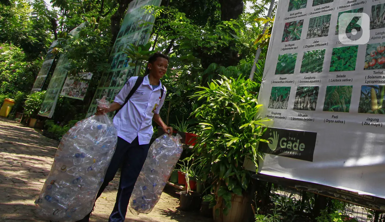 Sampah dari masyarakat dikumpulkan dan dipilah untuk kemudian dimanfaatkan kembali. (Liputan6.com/Angga Yuniar)