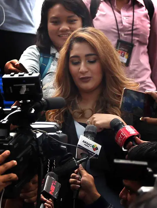 "Baik, komunikasi baik banget sama Tommy. Semua baik-baik saja kok. Kemarin juga sempat ke sekolah, anak-anak sama Tommy," kata Tania di kawasan Tendean, Jakarta Selatan, Selasa (7/3). (Nurwahyunan/Bintang.com)