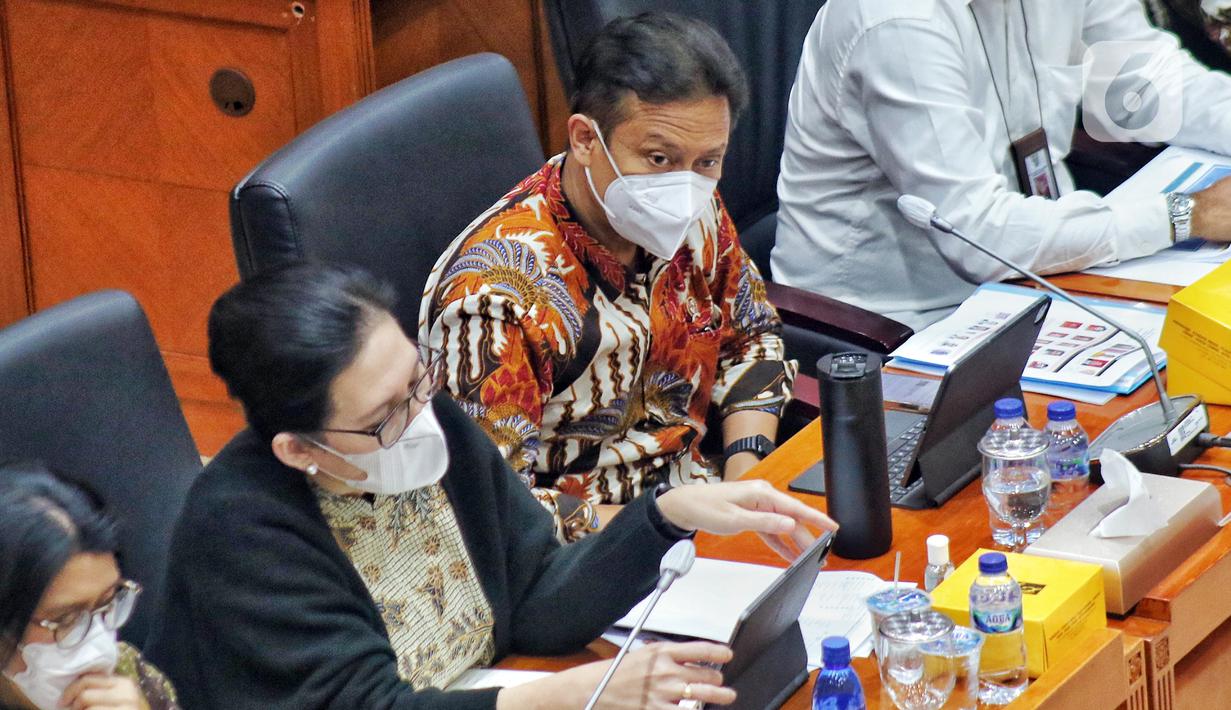 Menteri Kesehatan Budi Gunadi Sadikin (kanan) rapat kerja dengan Komisi IX DPR di Kompleks Parlemen, Senayan, Jakarta, Selasa (22/11/2022). Rapat tersebut membahas penjelasan tentang implementasi piloting Kelas Rawat Inap Standar (KRIS) dan pembahasan perkembangan kebijakan Kebutuhan Dasar Kesehatan (KDK), khususnya perubahan tarif layanan kesehatan pada Fasilitas Kesehatan Tingkat Pertama (FKTP) dan Fasilitas Kesehatan Rujukan Tingkat Lanjutan (FKRTL). (Liputan6.com/Angga Yuniar)