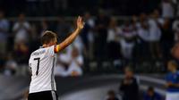 Bastian Schweinsteiger memberikan salam perpisahan usai mengantar Jerman menang melawan Finlandia  2-0 di Monchengladbach, Jerman (1/9/2016) dini hari WIB. (AFP/Patrik Stollarz)
