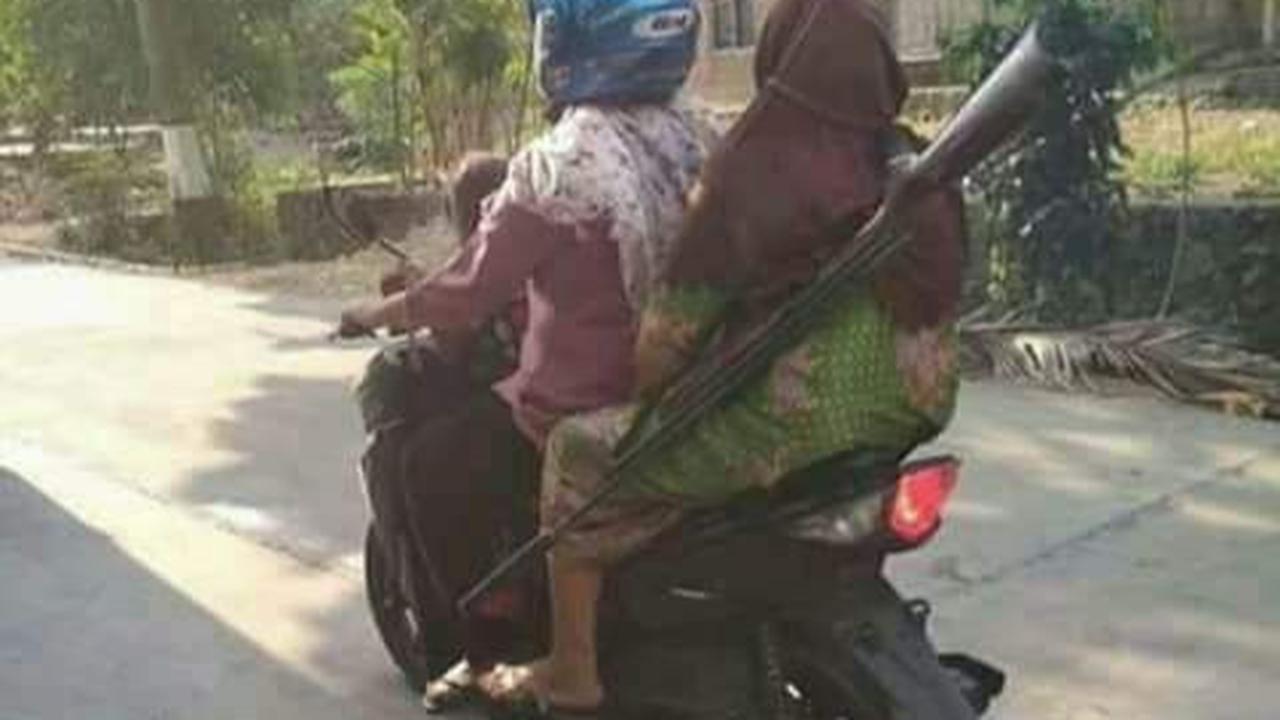 <b>3. Enggak menggunakan helm, kan...</b>