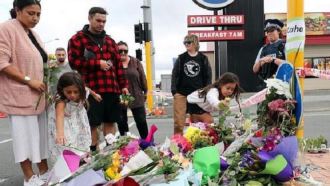 Warga Selandia Baru dari berbagai latar belakang agama bersolidaritas terhadap korban dan komunitas muslim (AFP photo)