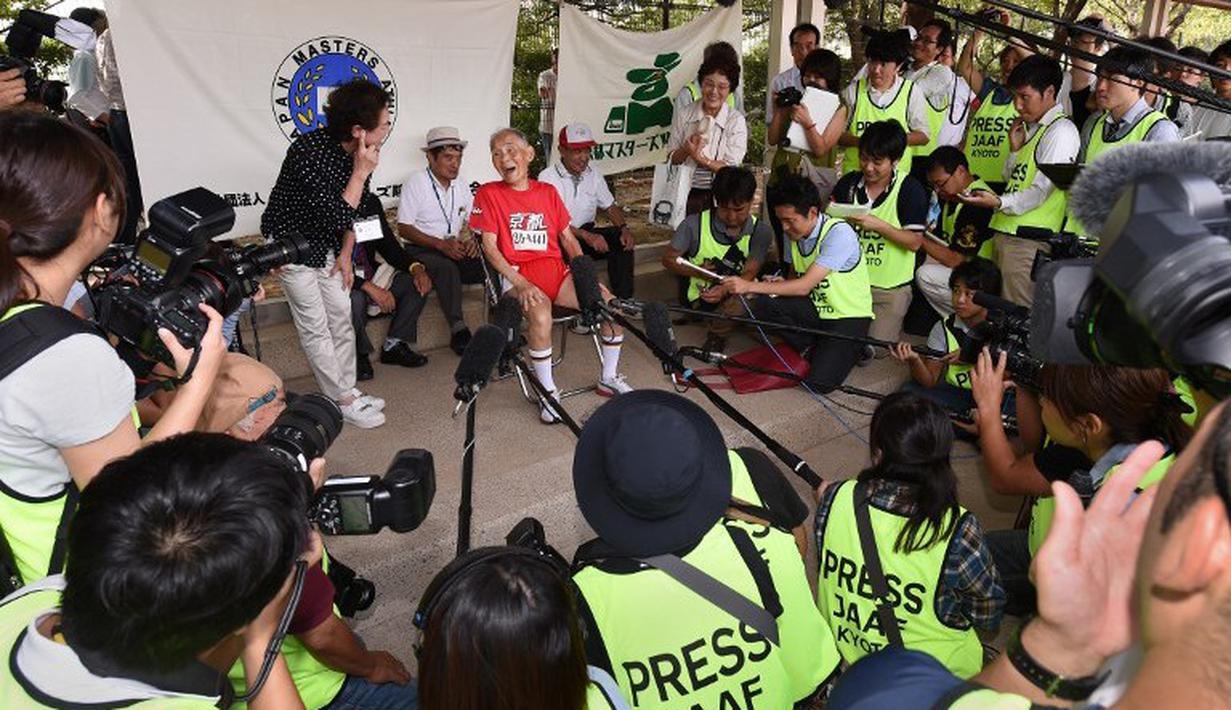 Hidekichi Miyazaki, 105 tahun, menghadiri jumpa pers setelah berlomba di nomor lari 100m Kyoto Masters Autumn Competiton di Kyoto, Jepang, Rabu (23/9/2015). (AFP Photo/Toru Yamanaka)