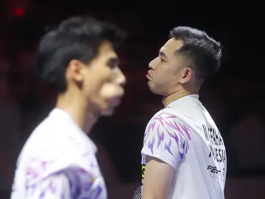 Ganda putra Indonesia Sabar Karyaman Gutama / Moh Reza Pahlevi Isfahani tak mampu menutupi kekecewaan setelah gagal meraih gelar juara Indonesia Open 2025. (Bola.com/M Iqbal Ichsan)