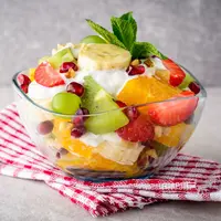 ilustarsi salad buah yogurt/copyright by nesavinov (Shutterstock)