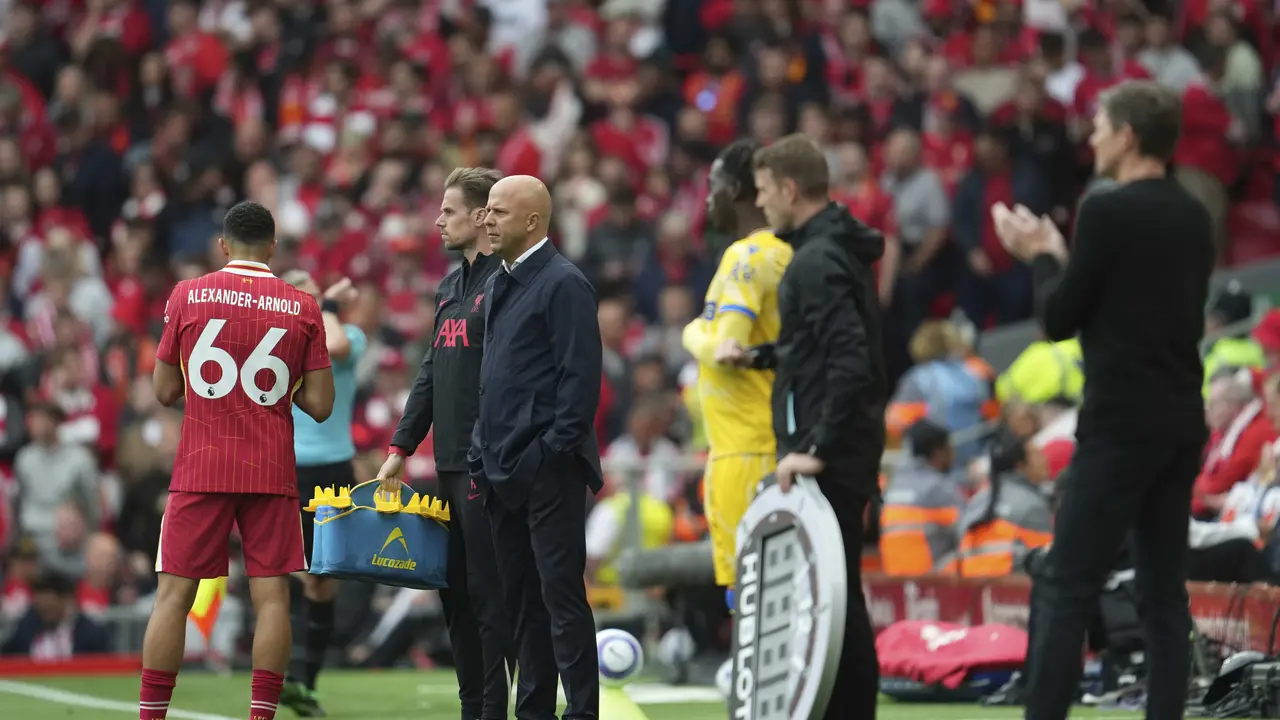 Arne Slot memberikan instruksi pada Trent Alexander-Arnold di laga Liverpool vs Crystal Palace di Anfield, Minggu (25/05/2025). (AP/Jon Super)