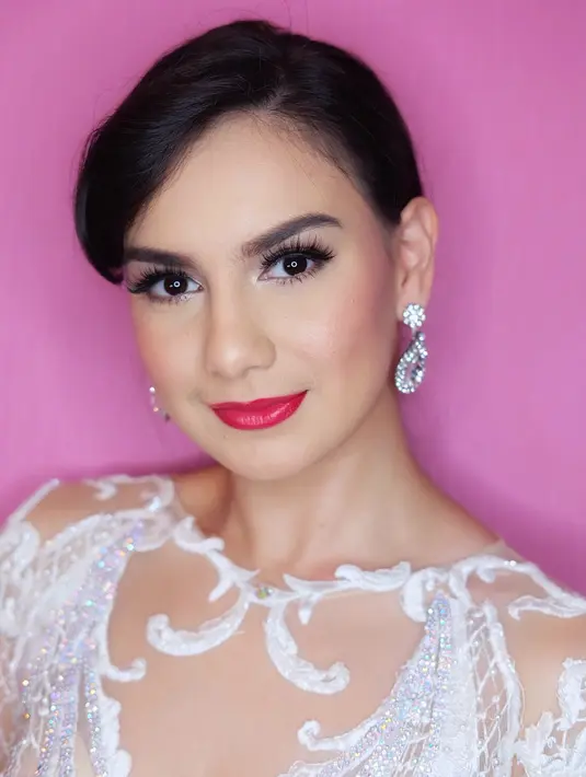 Perempuan blasteran Indonesia dan Belgia ini memang sangat cantik. Terlebih gaya berbusananya yang fashionable. Meski begitu, gaya berbusana Bella tidak pernah berlebihan. (Instagram/_irishbella_)