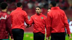Kehadiran Mbappe di stadion bukan tanpa alasan. Ia datang untuk memberikan dukungan langsung kepada mantan rekan satu timnya, Achraf Hakimi yang bermain untuk Maroko. (AP Photo/Mosa'ab Elshamy)