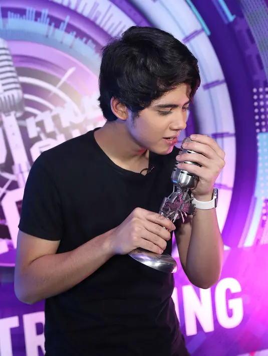 "Kita masih muda, masih 19 tahun. Meniti karir dulu. Kalau umur sudah pas, baru cari pasangan. Kita ingin karir dulu. Lagi senang sendiri dengan banyak orang yang sayang," ungkapnya. (Nurwahyunan/Bintang.com)