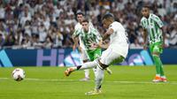 Pemain Real Madrid, Kylian Mbappe mencetak gol melalui tendangan penalti saat laga lanjutan Liga Spanyol 2024/2025 melawan Real Betis di Santiago Bernabeu, Madrid, Spanyol, Senin (02/09/2024) WIB. (AP Photo/Pablo Garcia)
