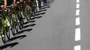 Bayangan para pebalap memacu sepeda pada ajang Tour de France dengan jarak 216 km dengan jarak antara Limoges dan Le Lioran, (6/7/2016). (AFP/Kenzo Tribouillard)
