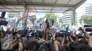 Petugas kepolisian berjaga di depan Gedung KPK saat aksi demonstrasi warga Luar Batang menuntut KPK untuk menangkap Gubernur DKI Jakarta Basuki T Purnama (Ahok), Jakarta, Selasa (3/5/2016). (Liputan6.com/Faizal Fanani)