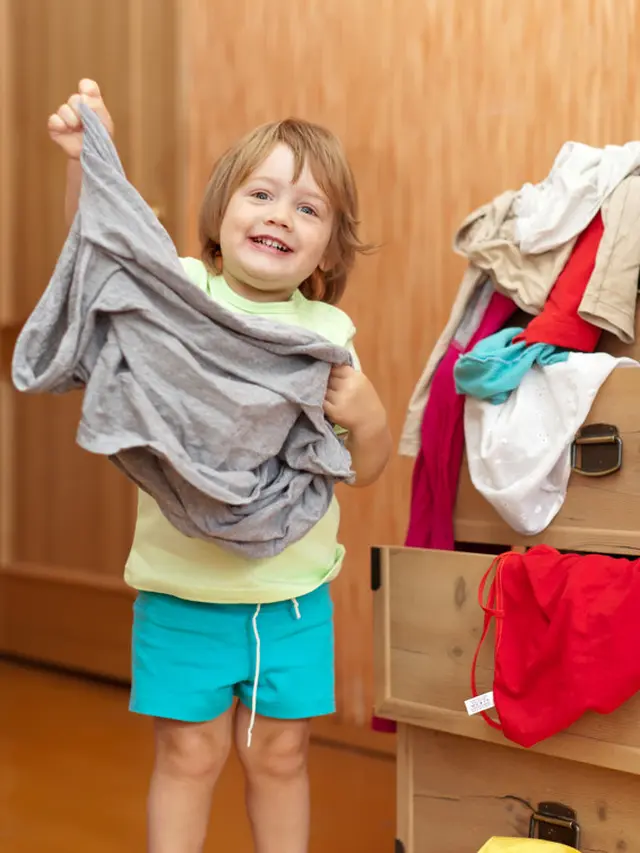 Anak Memakai Baju Sendiri