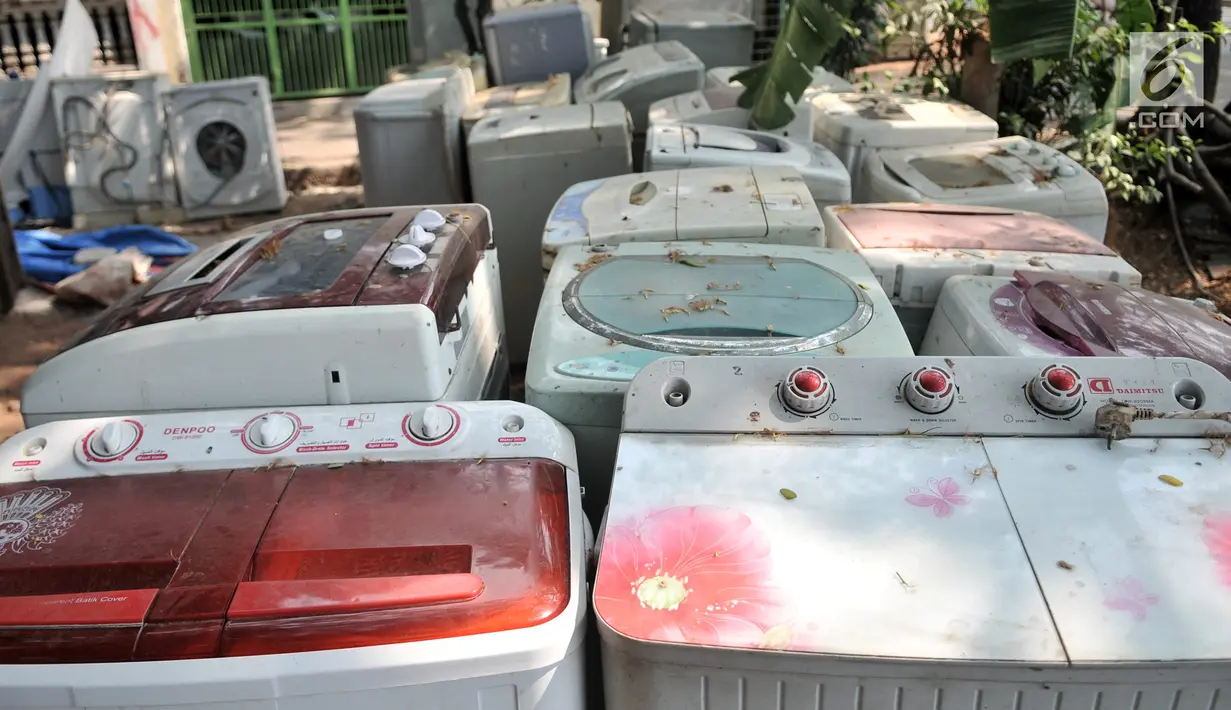 Mesin cuci bekas berjejer di tempat pengepulan sampah elektronik, Jakarta, Rabu (7/8/2019). Sepanjang Januari-Juni 2019, Dinas Lingkungan Hidup (DLH) Provinsi DKI Jakarta telah memproses lebih dari 1 ton sampah elektronik yang berasal dari rumah tangga dan industri. (merdeka.com/Iqbal Nugroho)
