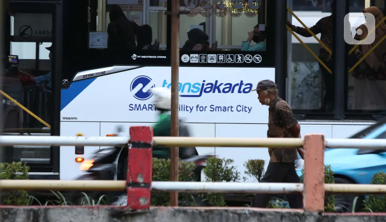 Warga berjalan di trotoar kawasan Jalan HR Rasuna Said, Jakarta, Rabu (8/7/2020). Wabah Covid-19 memengaruhi kondisi kesejahteraan masyarakat dan pertumbuhan ekonomi Indonesia pada tahun 2020 yang diproyeksikan -0,4 sampai dengan 1,0 persen. (Liputan6.com/Helmi Fithriansyah}
