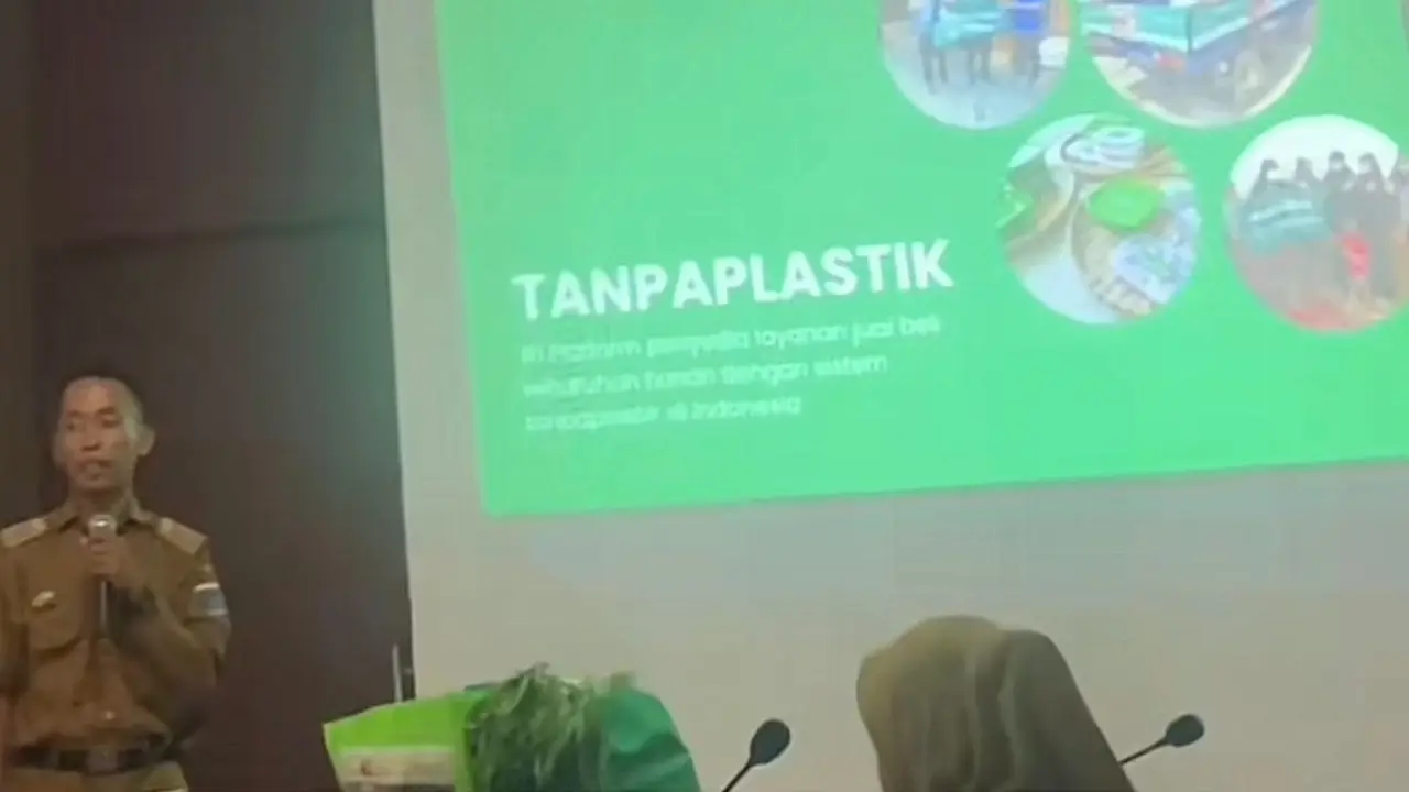 PNS bernama Dwi Cahyo Yulianto bekerja sambilan berdagang sayur tanpa menggunakan kantong plastik.
