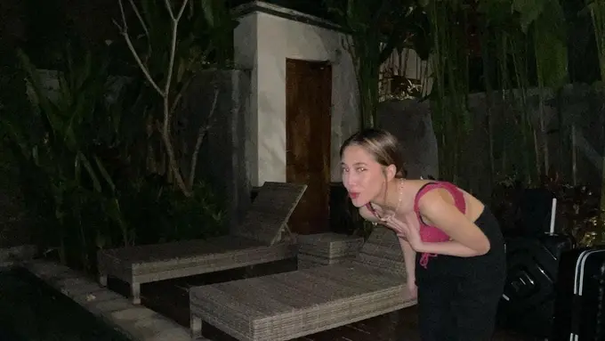 Adhisty Zara gunakan pakaian bikini di Bali