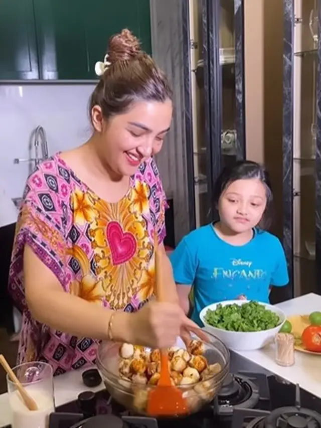 Ashanty membuat makanan Thailand (Instagram/ashanty_ash)