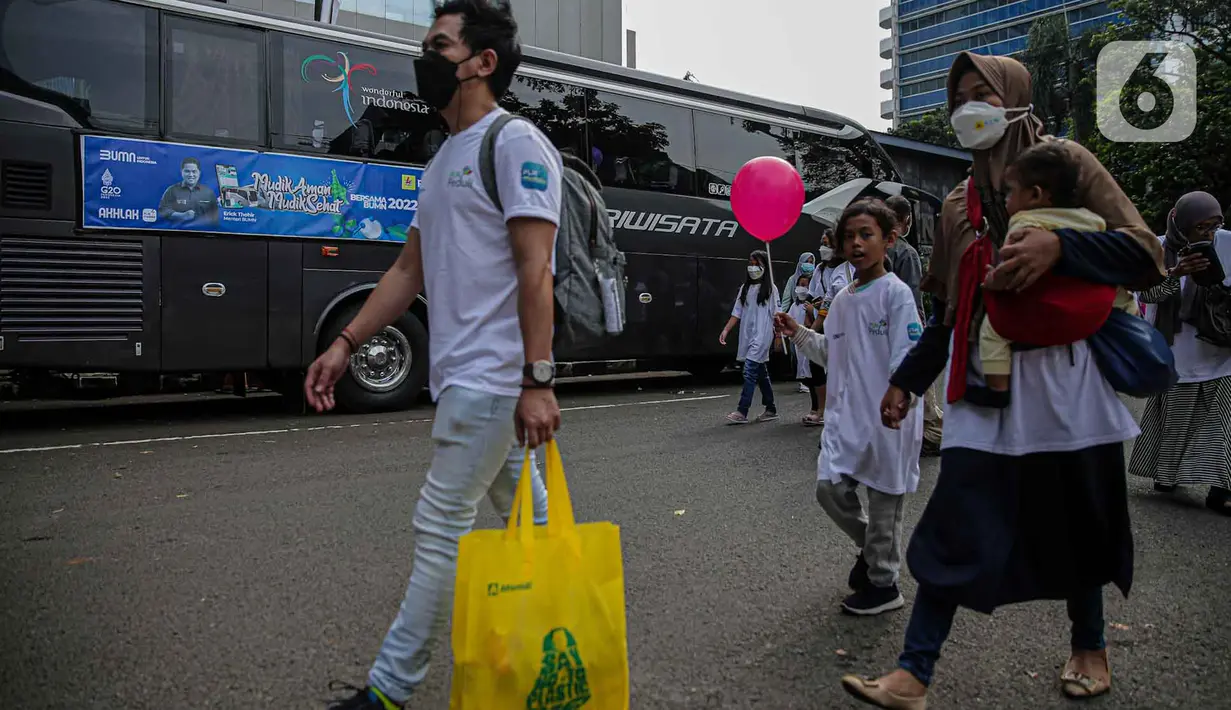 <p>Sejumlah pemudik membawa barang bawaannya menuju bus untuk mudik bareng gratis BUMN di kawasan Jakarta, Rabu (27/4/2022). Total peserta program Mudik Aman Mudik Sehat Bersama BUMN 2022 mencapai 12.450 orang. (Liputan6.com/Faizal Fanani)</p>